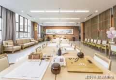 当91岁的地质学家李奶奶正在“银龄学院”教学《
